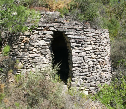 Cabana Pedra Seca Sota camí Serra Cal Bassora